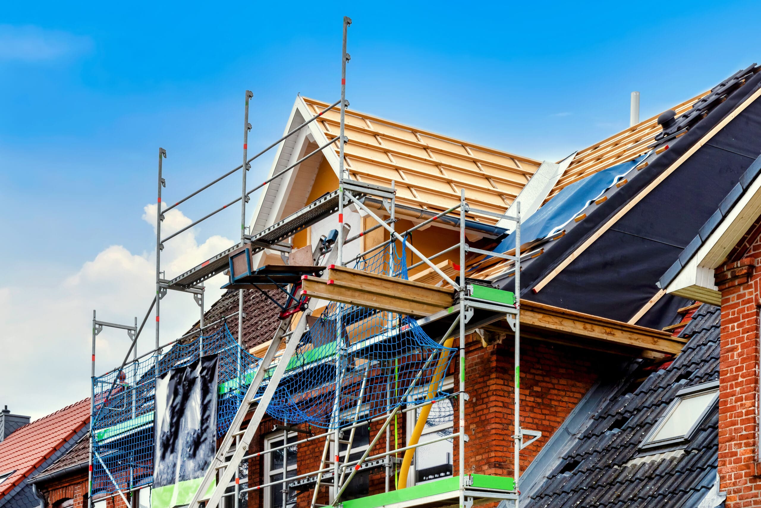 Construction work on the house. Extend living space with gable roof dormer. Building a dormer .Bauarbeiten am Haus. Wohnraum mit Satteldachgaube erweitern.